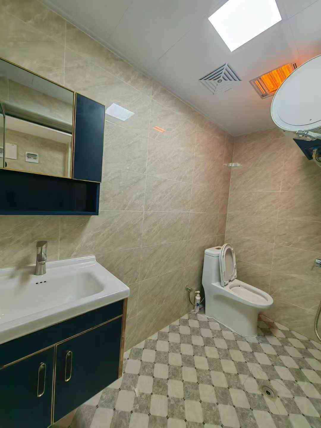 出租东山新天地 单身公寓 40平左右 配套设施完善 家私家电齐全 拎包即可入住 近亲水公园 艺术学校 押二付一 租金1200元/月（包物业费） 有钥匙 看房方便