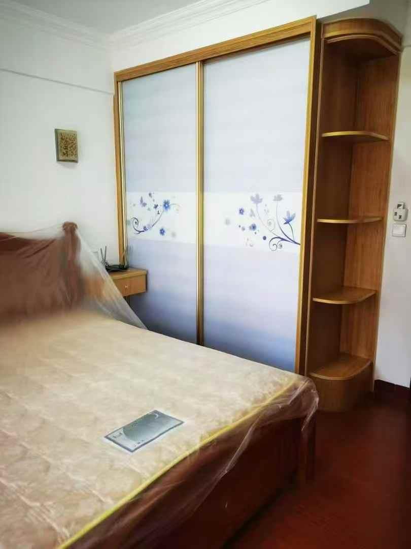 《和安现代城》2房出租新县城扶贵小学附近和安现代城花园小区 电梯2房2厅1卫 约85平方 带家私家电 保养好 租金1400元一年起租 押二付一 看房方便 