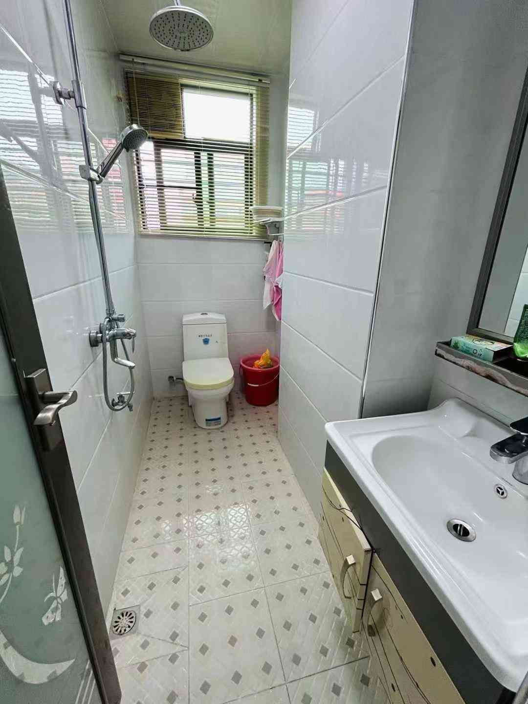 德兴小学学区~新县城人民南路 【骏业雅苑】东南向电梯中间层标准3房2厅2卫 证105平 少住保养靓 送家私家电 满五 仅售53.8万 
