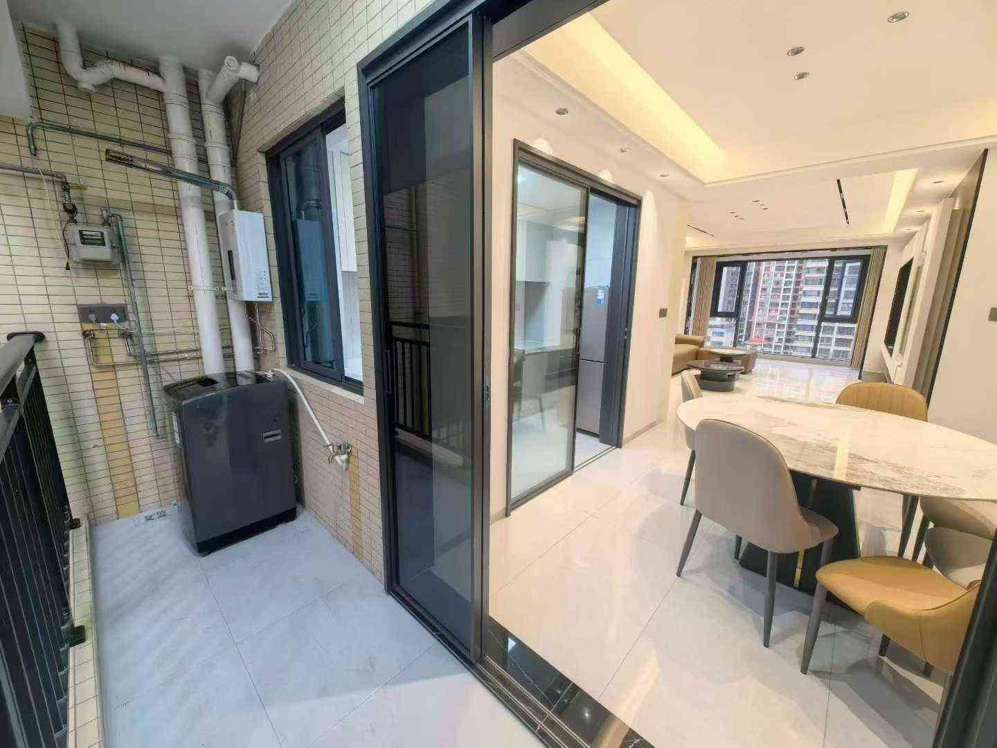 出租房首次出租 新县城粤东医院对面百福城 东南朝向 望全景花园 带入户花园 南北对流 电梯12楼 精装3房2厅2卫2阳台 家私家电全齐 押二付一 半年起租 不接受养宠物人士 2000元/月 看房方便