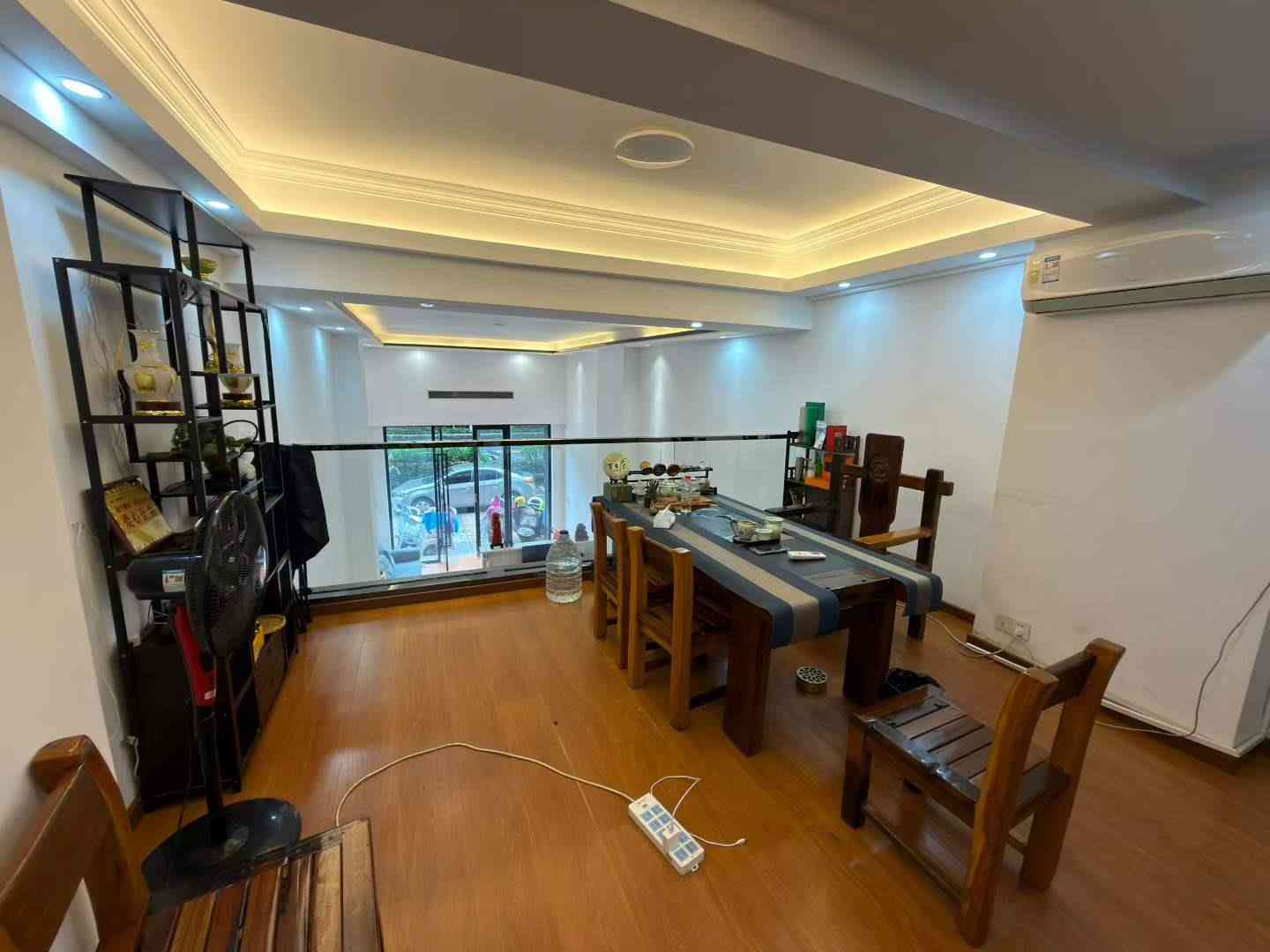 临街旺铺带稳定租约出售 抢到就是赚到调价  新县城桃源小镇正大街复式店铺 约156平方带阁楼 实用180平方 6米中空豪华装修 门口停车方便 2楼有阳台可住人 前后有窗 售116万 过户便宜 随时可看