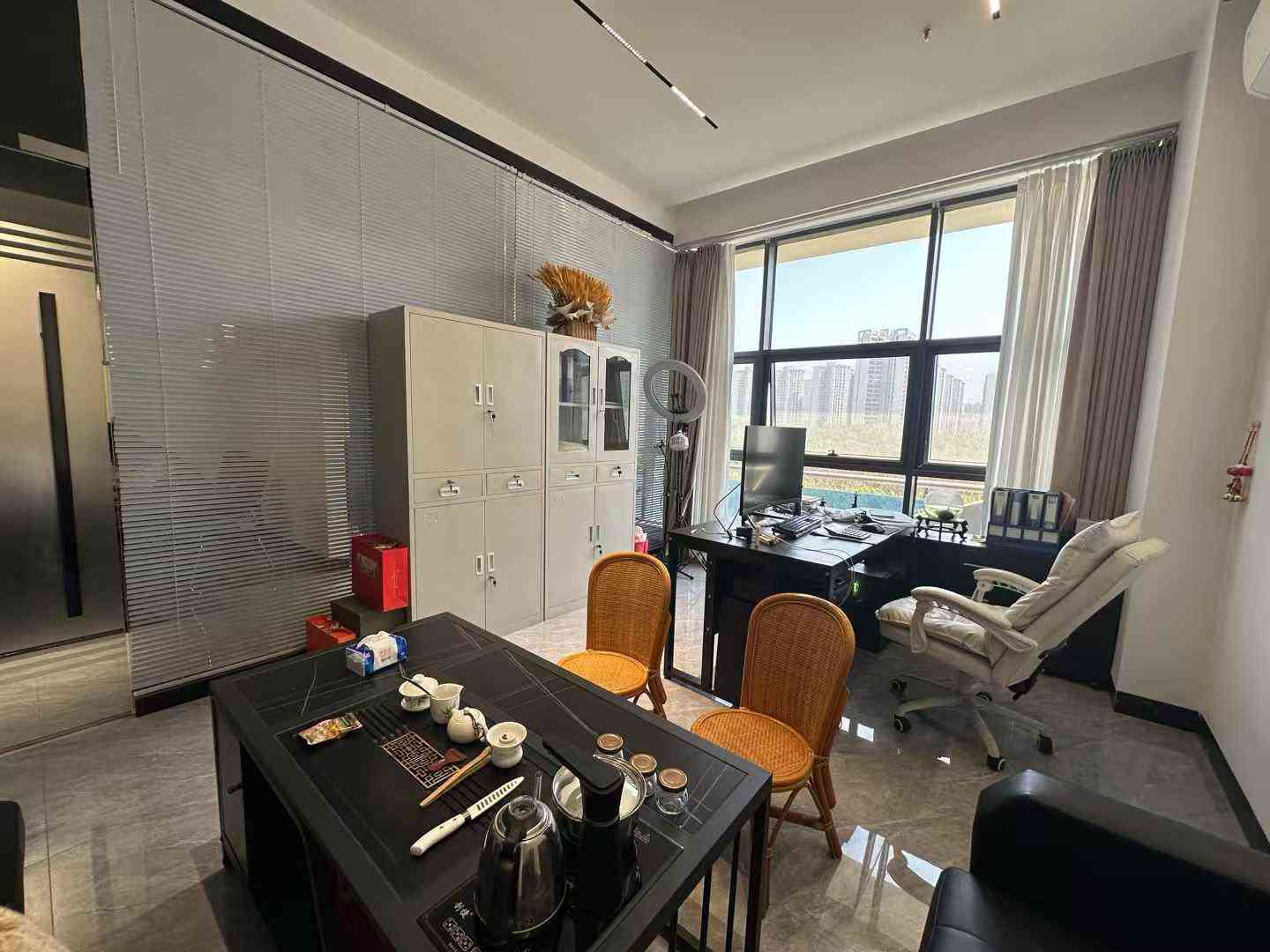 华潮大厦写字楼 租金28元/m2（包物业）位置江南华潮大厦（中骏售楼处对面）面积85㎡楼层中间楼层 采光好装修精装修租金2300元/月 价格可面议 押二付一 一年起租适合工作室电商办公咨询等