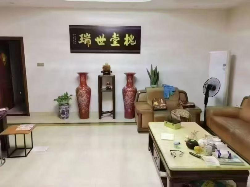 华侨城香港花园<扶贵东路>别墅 占地300平方 建筑面积500平 四面自墙 有前花园 九房三厅一厨五卫 2016年重新装修 送全屋家私家电 开价398万 满五 