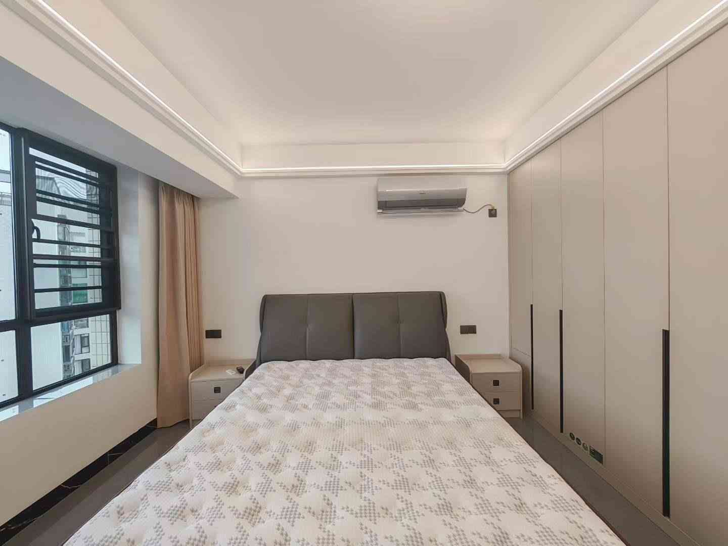 芹洋半岛时代峰汇电梯靓楼层4房2厅3卫 主家豪华现代风格装少住 设计空间利用率高 采光结构靓 南北通透 视野开阔望江 证上面积144平方 带全屋品牌家私家电 小区周边生活便利 诚意出售139万 看房方