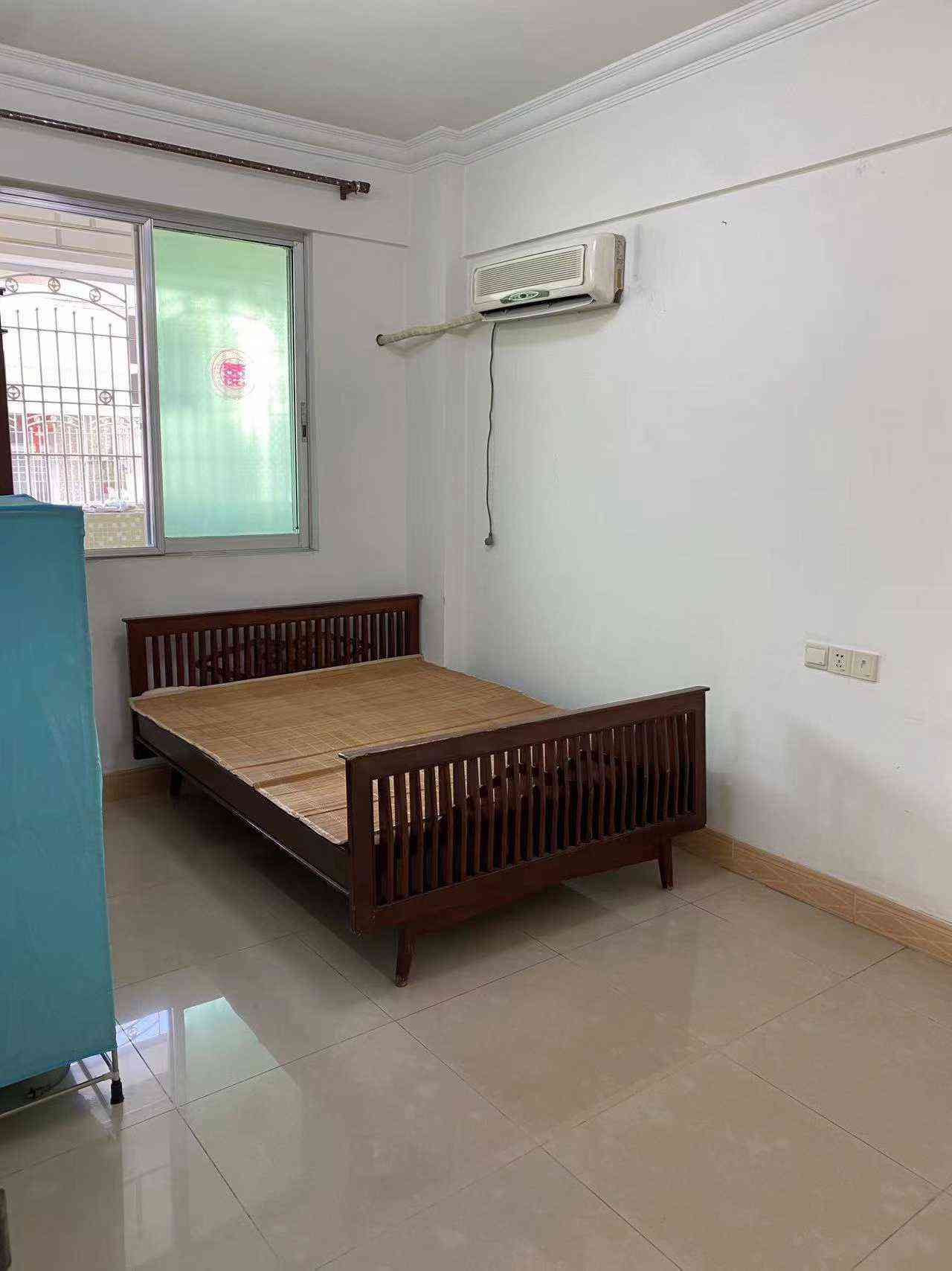 0首付华侨城新城小学旁 华鹏花园 加装电梯7楼大3房2厅2卫 139平方带8楼独用天棚 保养靓 送家私家电 有大杂间 仅售一口价39.8万  