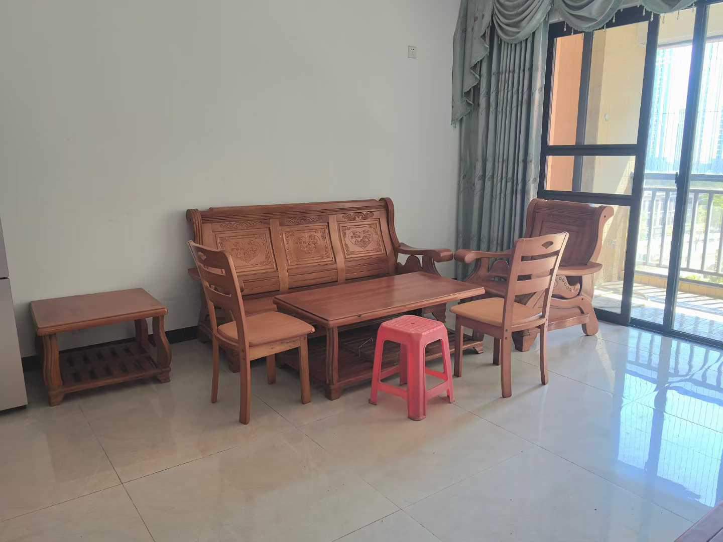 【租】1800元包物业出租 芹洋花园中层 三房两厅两卫 120平 朝南 押二付一 一年起租