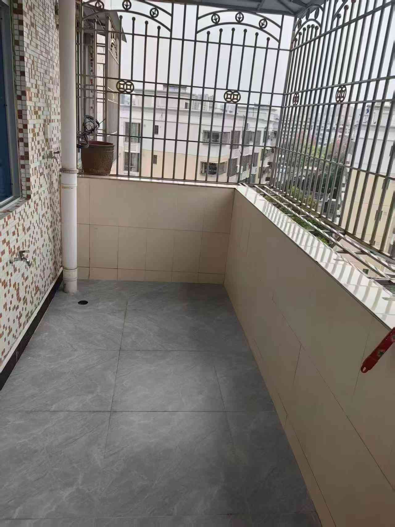 江南华建市场全新装修3房23.8万【不议价】首付5万 江南梅江四路法式脆皮蛋糕店楼上 华建市场空中花园上去4楼（摩托三轮车可直达空中花园） 约100平方 全新装修3房2厅2卫2阳台 送杂物间 过户各出