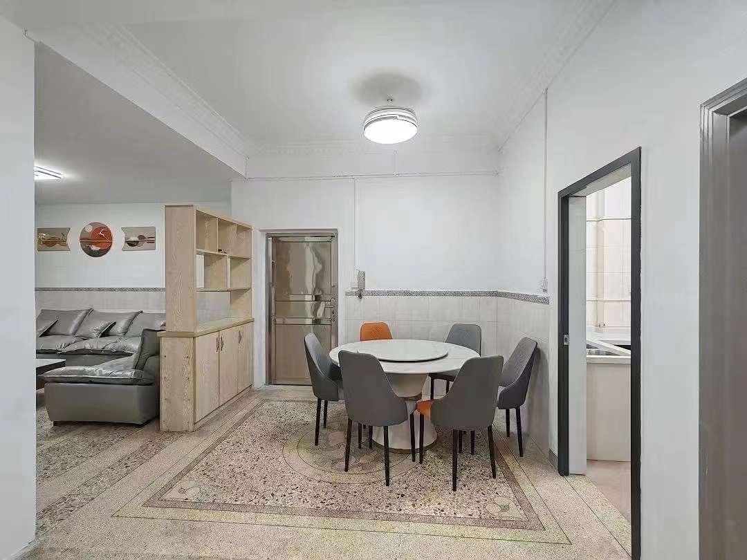 出租富力城D期 大4房2厅2卫 约140平 花园中间 安静舒适 拎包入住 押二付一 一年起租 月租1800元包物业 随时看房