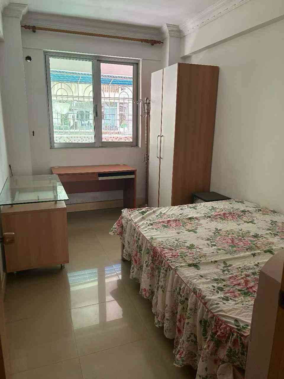 江南百花洲市场附近华鸿苑小区 电梯中间楼层 大3房2厅3卫2阳台 113平方 南北通透 送一个车库和一个杂间 仅售48万 作新小学学位 