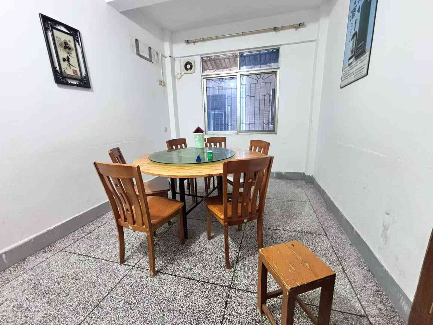 江南梅龙路附近商住楼 三层 一楼店面+厨房有后门出入 二楼三房一卫 三楼三房一卫 占地面积95平米 2004年建 建筑面积约320平方 土地出让 地理位置靓 闹市区 车辆出入方便 仅售143.8万