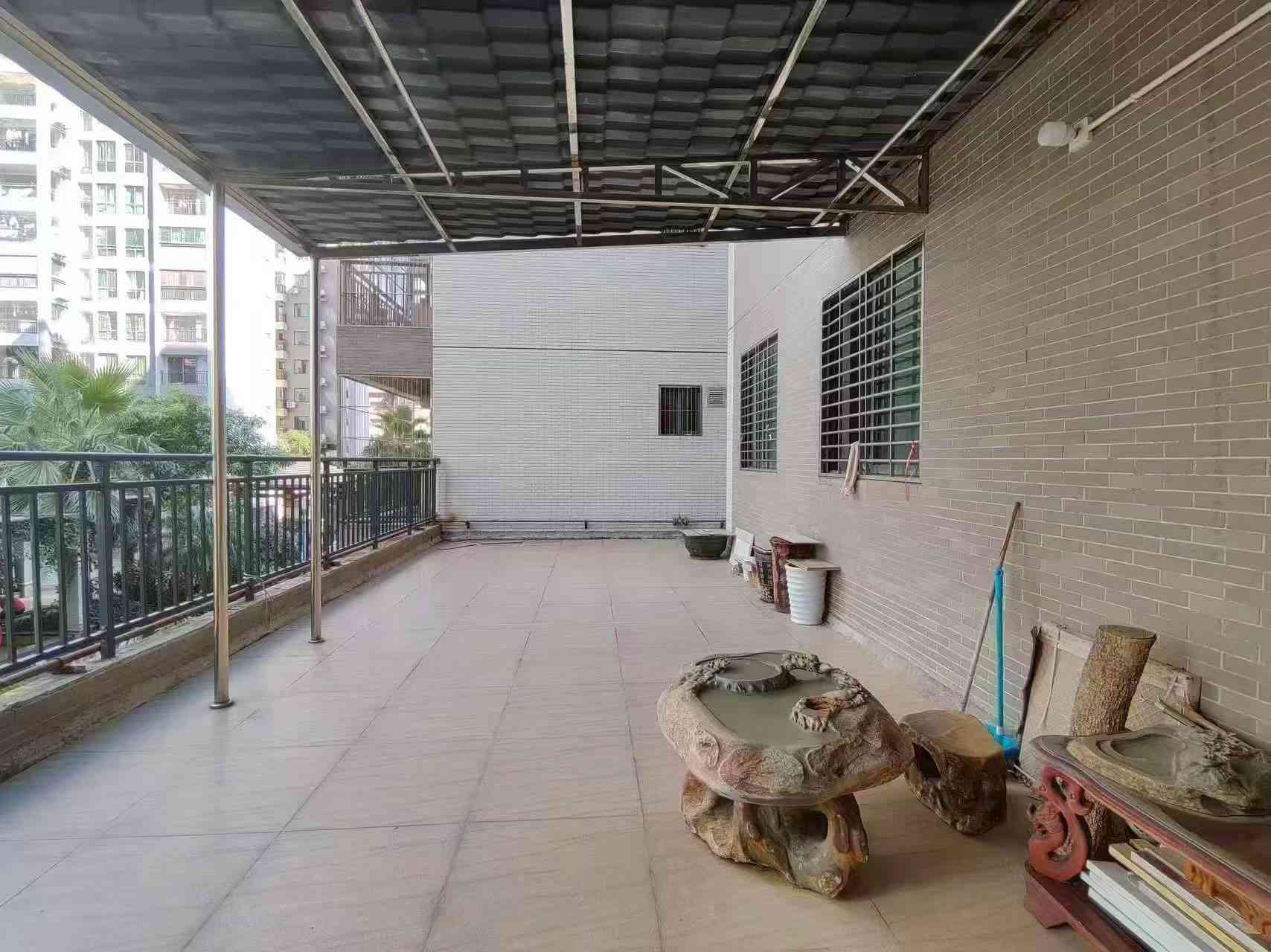 想买大露台3房看过来新县城人民广场附近 【福鼎新城】电梯低层 3房2厅2卫2阳台 约130平方 带40平方大露台豪华装修 带全屋品牌家私家电 拎包入住 采光好 近人民广场 售75.8万（小议）弘川