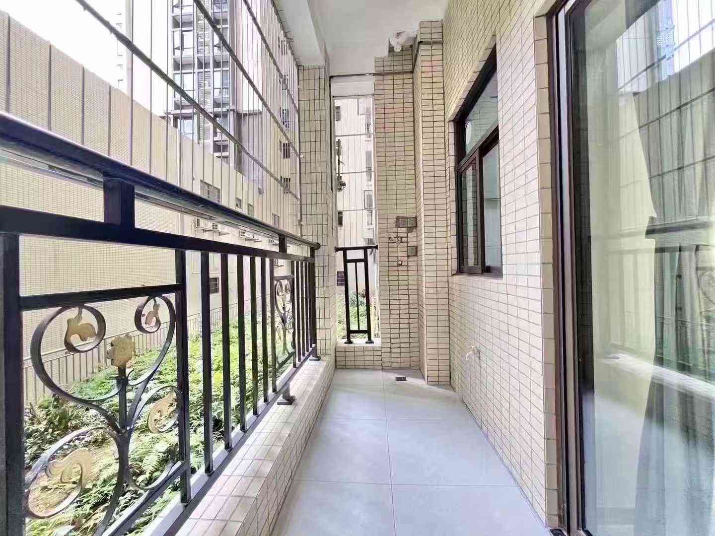 高端小区《龙腾一品》奢装4房69.8万【一口价】首付约15万元 龙腾一品5栋103房 4房2厅3卫 146平方送花园 断桥封窗 全新装修未住人 全屋兔宝宝定制 公牛开关插座 望花园 密码看房