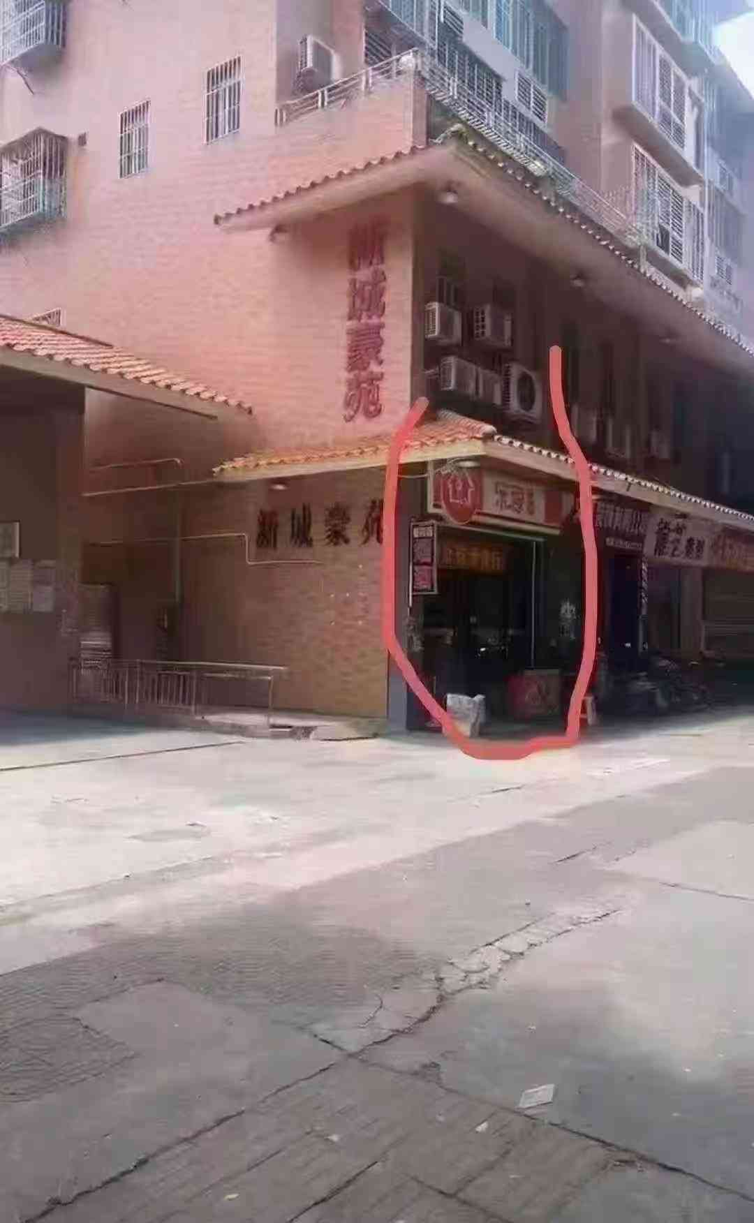 店铺出售新县城人民南路附近 新城豪苑复式店铺带阁楼约150平方 停车方便 边户店出租中 即买即收益 售价89.8万