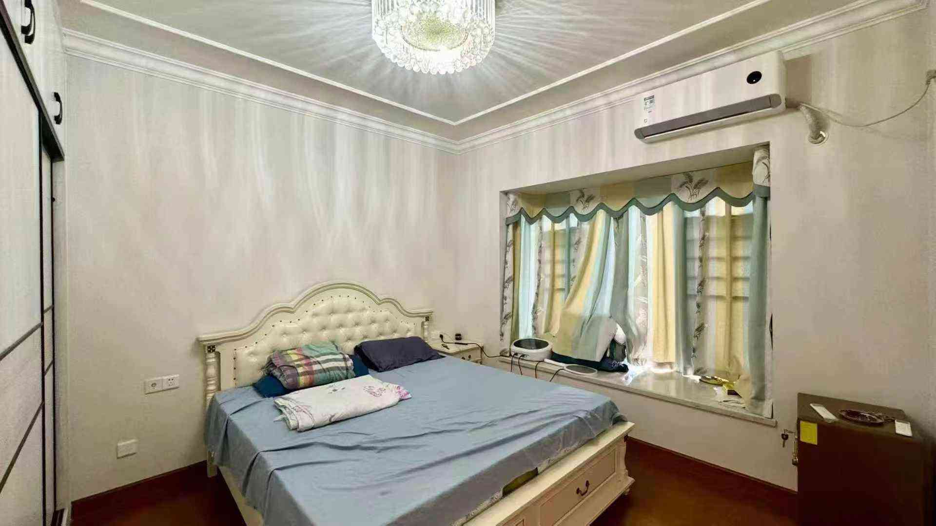 业主亏本出售 恒大二期园景房 约120㎡ 3房2厅2卫 靓楼层 东南朝向三面采光南北通透 前后望花园 视野开阔 安静舒适 保养好 满二过户便宜 看房方便 诚售79.8万 彭