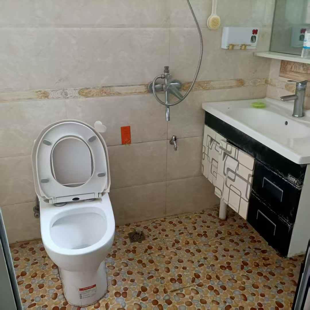 出租新县城锦绣花城电梯 100平米 3房2厅 拎包入住 押二付一 一年起租 1500元 