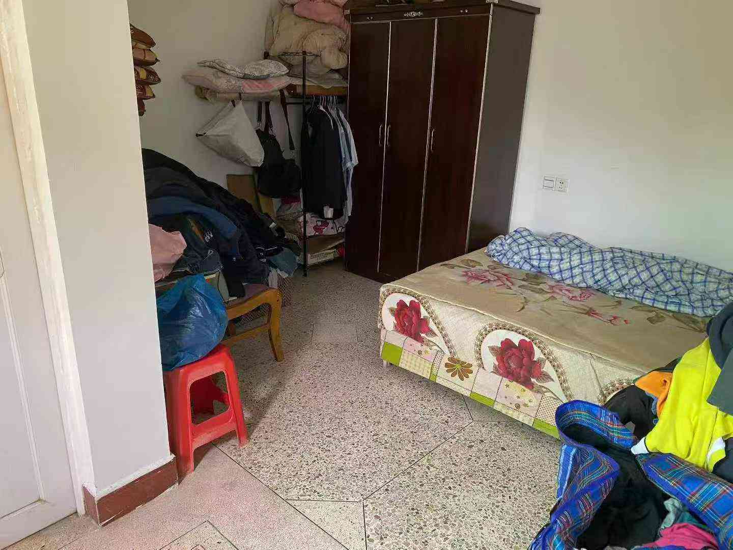 【腾飞花园B区】步梯3房新县城程江小学学区腾飞花园步梯底层 3房2厅2卫 证108平方 精装修 送家私家电 送杂间 满五 过户便宜 诚售41.8万【看房方便】振兴