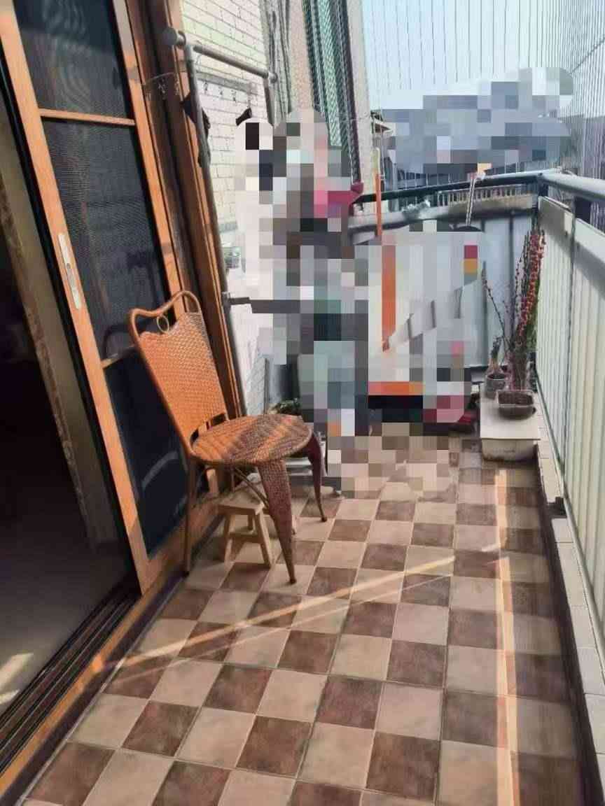 8万买人民南路电梯三房新县城人民南路锦绣花城大小区 东南向电梯16楼（高层）3房2厅1卫 约95平方 带全屋家私家电 保养靓 拎包即住 满五红本在手 售41.8万（一口价）