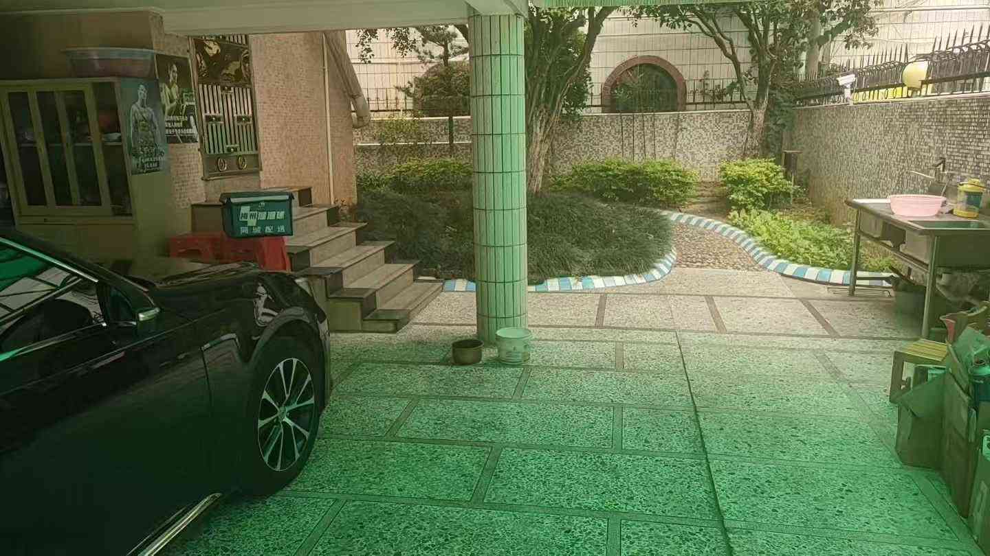 华侨城3层独栋别墅 占地面积400平方 四面花园有280平方 建筑面积310平方 共7房3厅5卫 精装修 停车方便 土地已出让 售318万 