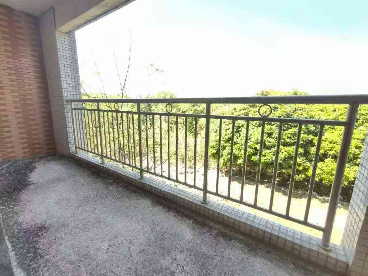 拆迁户/想买来养老的看过来 三角地机场附近 整栋独栋建筑面积450平四层半 天面已搭建光伏 固定收租 一楼带三个大车库带菜地花园 车库可以停6辆车 二楼三楼四楼独立分开 每层103平方米三房两厅两卫 