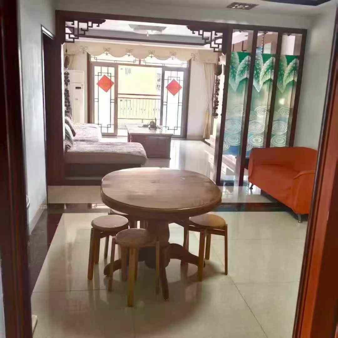 新县城莲心路锦发江畔花都 原装电梯中高靓楼层 东北向 视野靓 大4房2厅3卫2阳台约155平 保养十分靓 带家私家电 红本在手 一口价69.8万 看房有钥匙