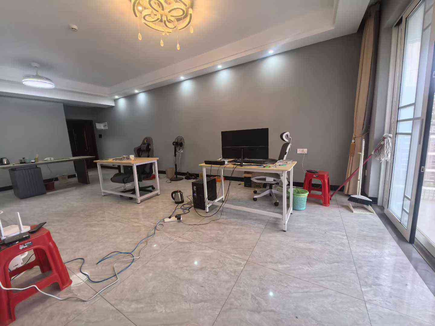 出租房外国语学校对面 御元阳光城公寓3房2厅2卫 电梯中高层 视野开阔 空房可做工作室 一年起租 押二付一 租1600元／