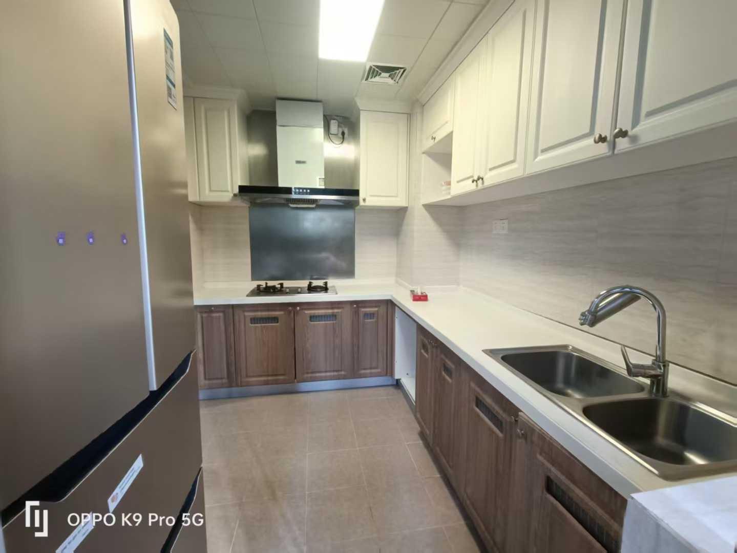 出租富力城D期 大4房2厅2卫 花园中间 安静舒适 拎包入住 押二付一 一年起租 月租2000元包物业 随时看房