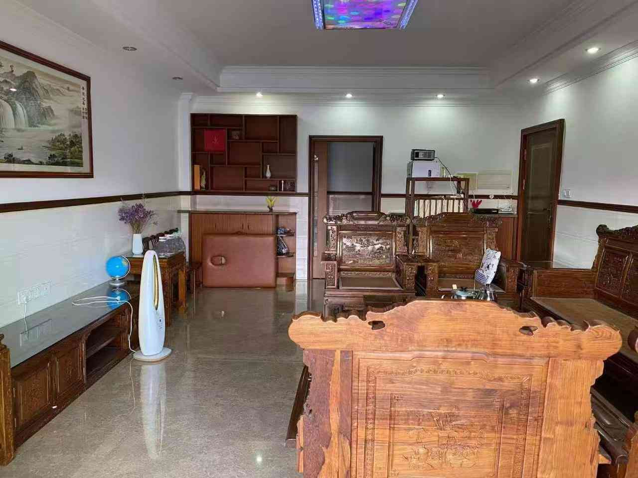 买房送车位新县城新贵街华圆居小区 加装电梯高楼（直接到户） 高档装修空房出售 东南向证上158平方 4房2厅2卫2阳台 带车位售55.8万（小刀议价） 满五年过户便宜