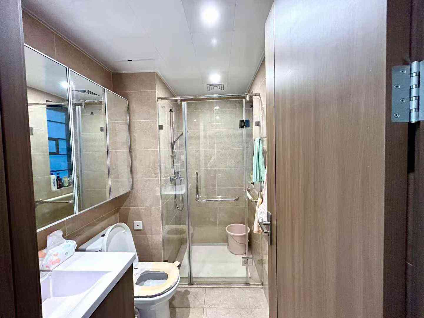 保利和府南北通透四房93.8万江南保利江南和府 电梯中低楼层 4房2厅2卫 约133平方 带露台南北通透 家私家电齐全 拎包入住 售93.8万 看房方便