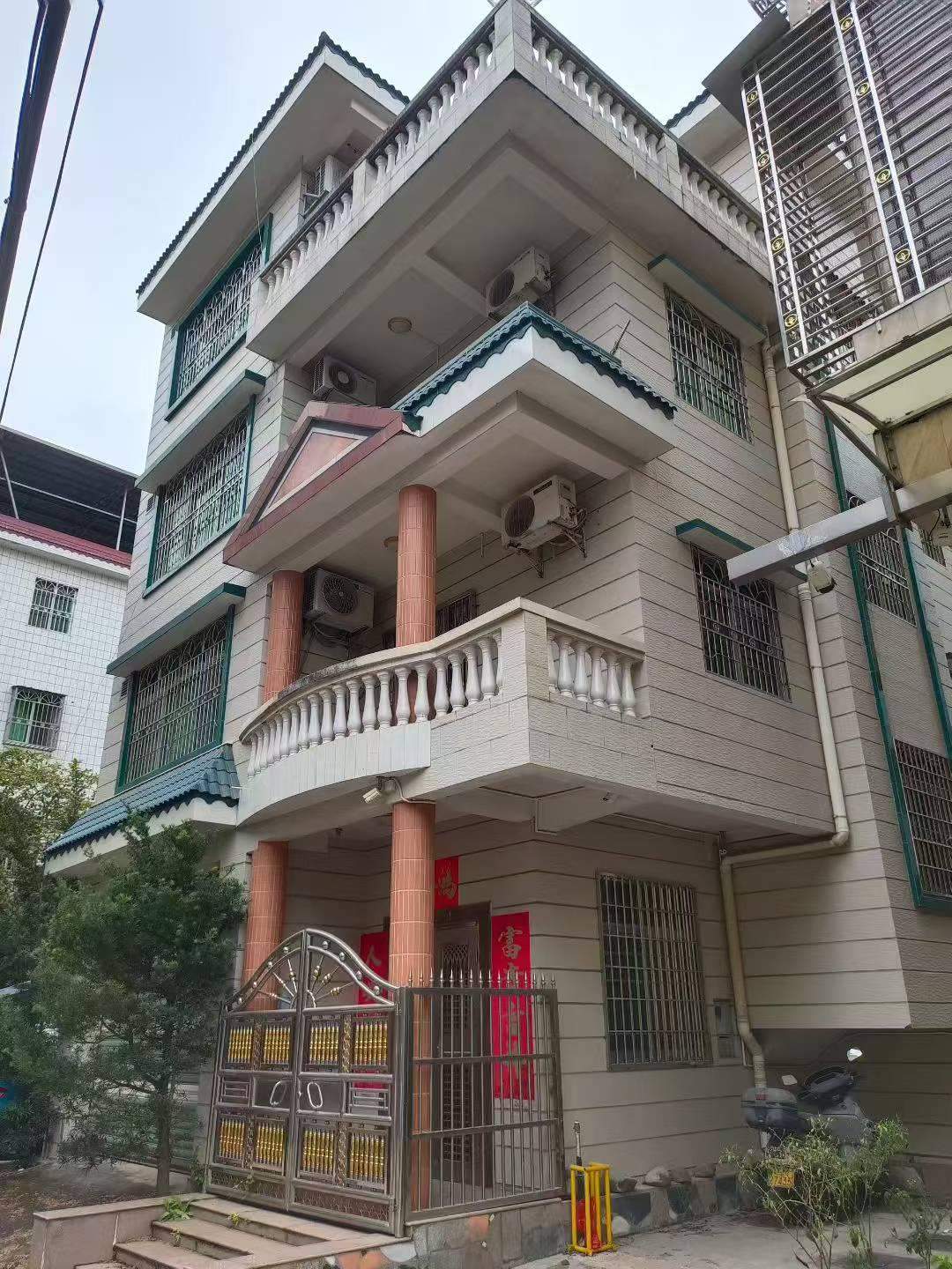 【丽都新村4层别墅】江南丽都新村占地180平方4层别墅售198万 江南剑英公园旁边 丽都新村独栋别墅 共4层 占地180平方 实建120平方 总建筑面积400平方 共8房5卫2露台+车库 精装修 有后