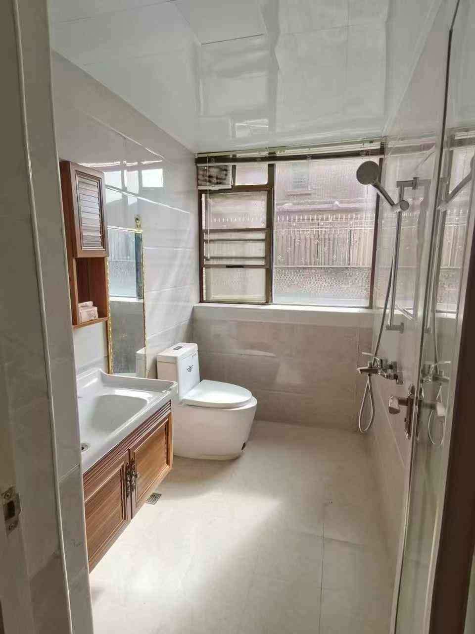 新县城府前壹号 德兴小学附近 电梯3房2厅2卫 带露台拎包入住 押二付一 租1680元包物业不议价 