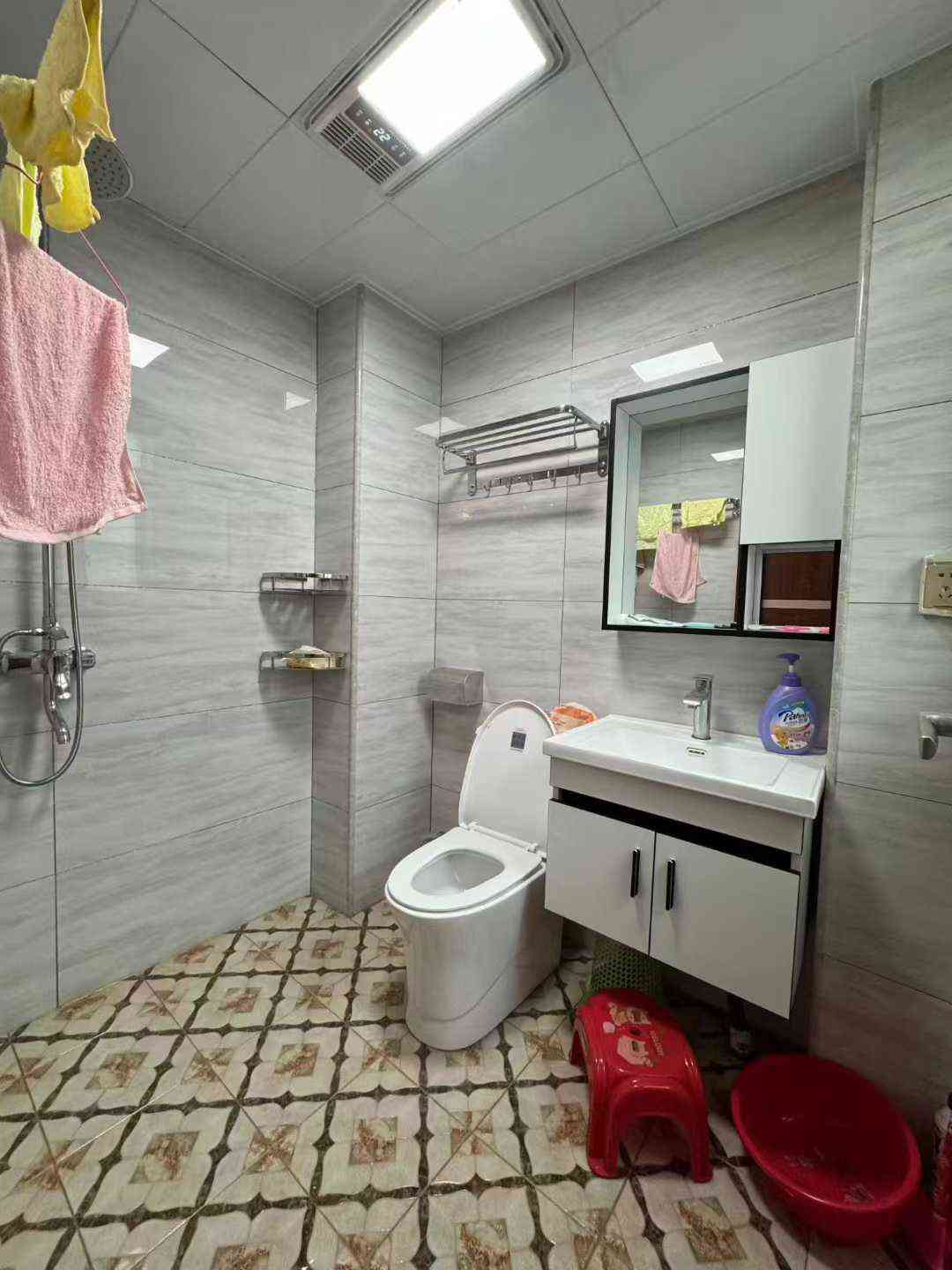 出租靓房江南鸿都小学附近 归读一品物业社区 电梯大4房2厅3卫 家私家电齐全 首次出租 要求不养宠物 租/月2500元 押二付一 一年起租 