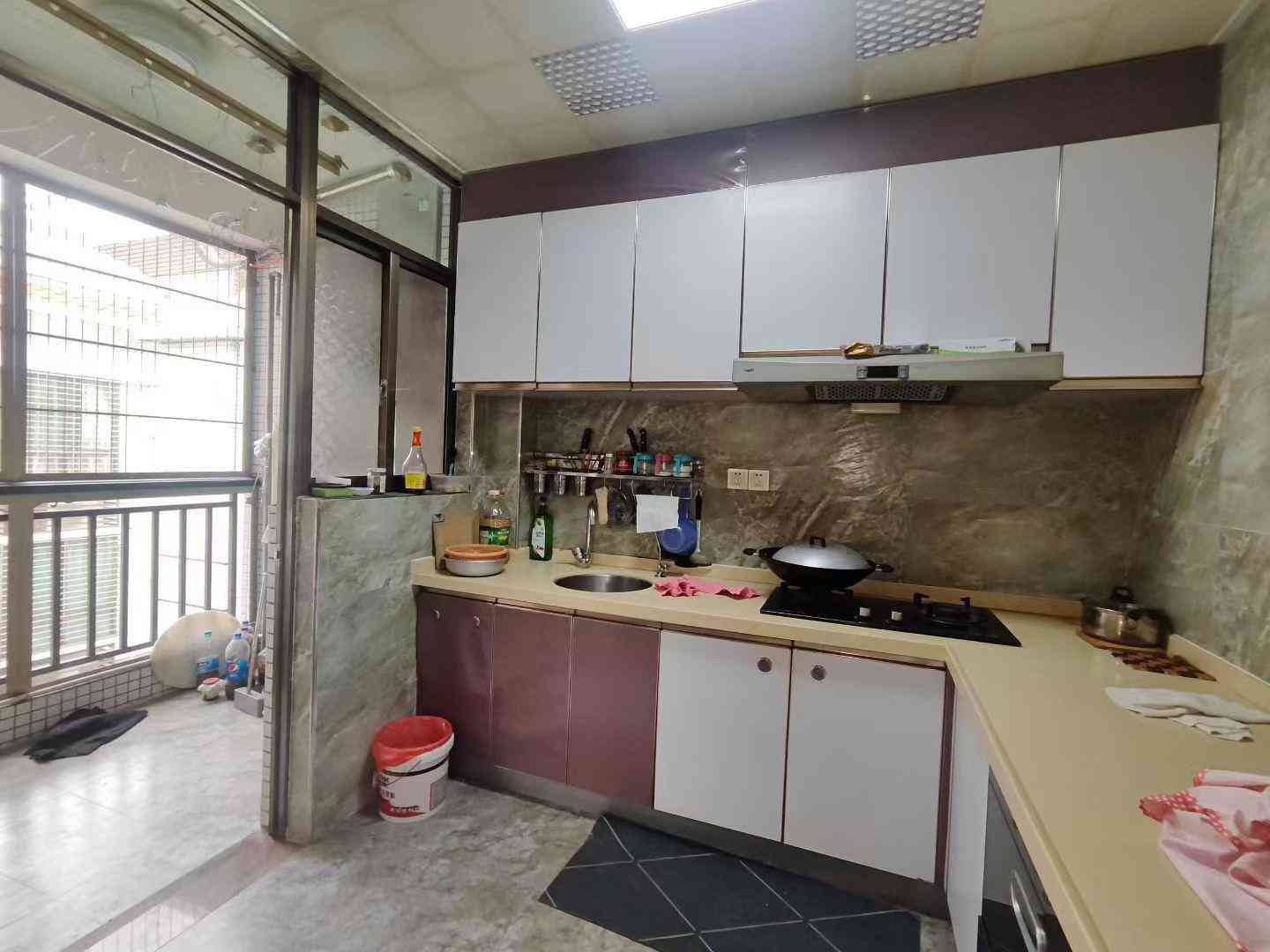 新县城中心地段 人民广场对《合和花园》电梯大小区 精装修大4房2厅3卫 西南向 高楼层 面积156平 客饭厅分离靓户型 送家私家电 售78.8万