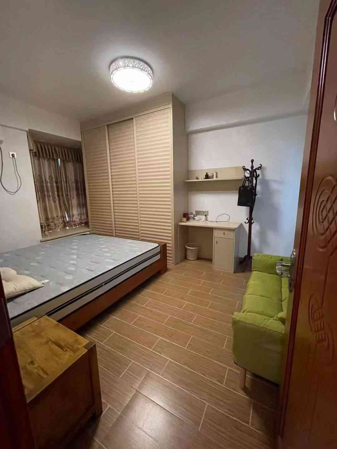 公园南路华侨中学对面 梅花金御小区 标准3房2厅2卫 家私家电齐全 租1900元/月 押二付一 一年起租 许