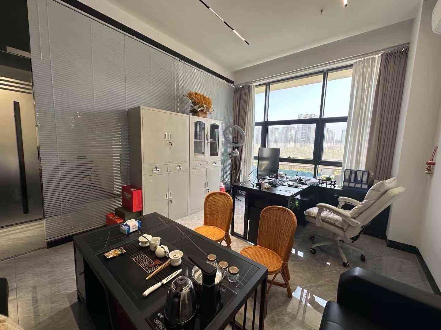 华潮大厦写字楼位置江南华潮大厦（中骏售楼处对面）面积85㎡楼层中间楼层 采光好装修精装修租金2500元/月适合工作室电商办公咨询等