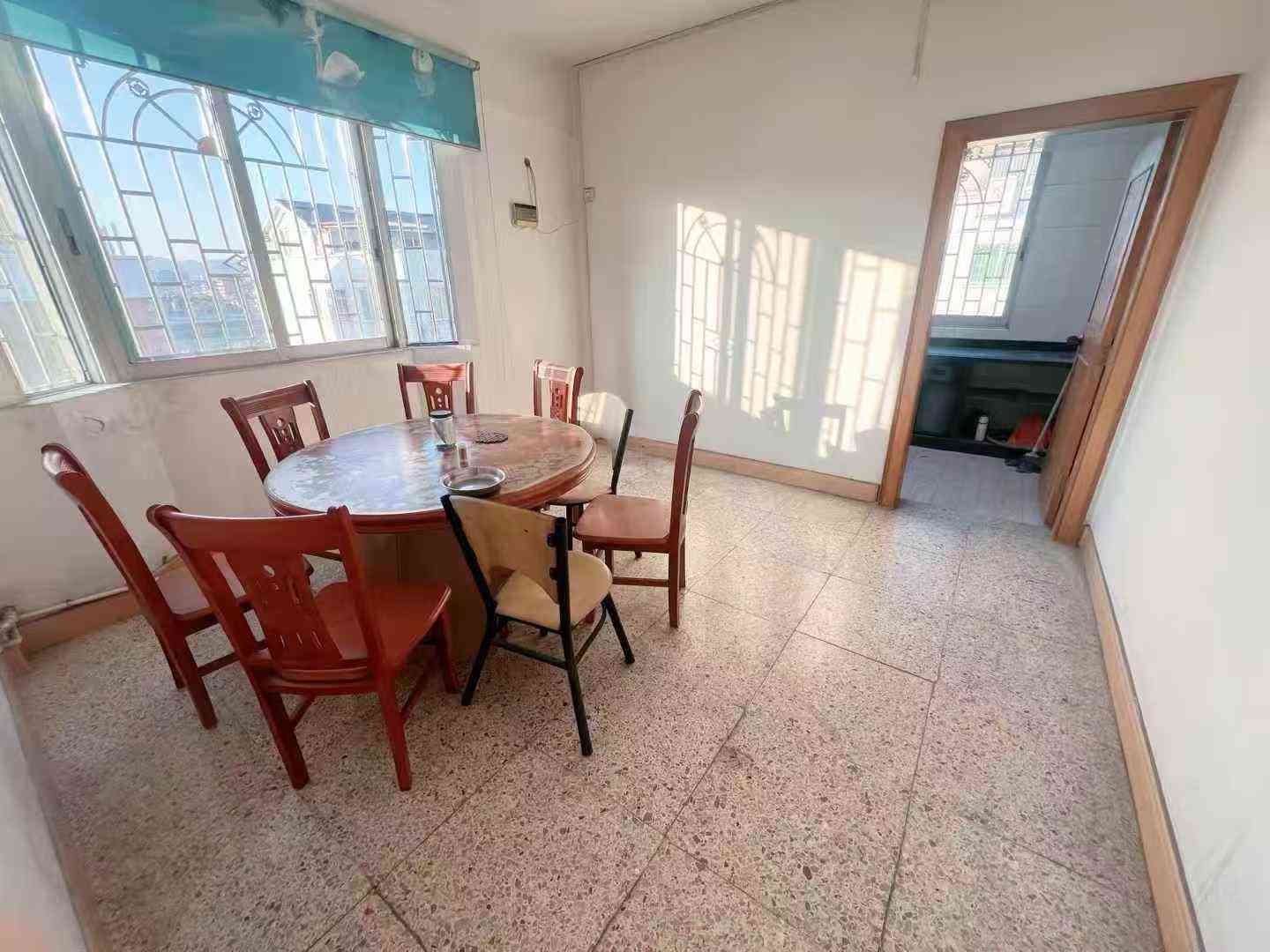 直主出租江南客都新村C区电梯大3房2厅2卫 出租1000元 押二付一 一年起租