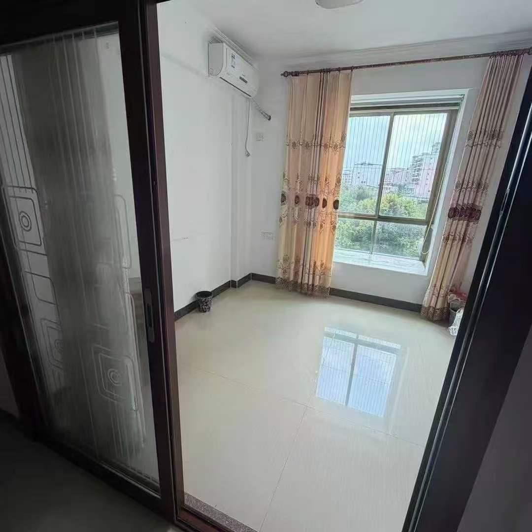 【鸿泰雅居】电梯3房新县城沟湖路程江小学学区房鸿泰雅居原装电梯中低楼层 大3房2厅2卫 113平方 东南向 房屋保养靓 送家私家电 过户便宜 诚售48.8万（小议）【看房方便】 