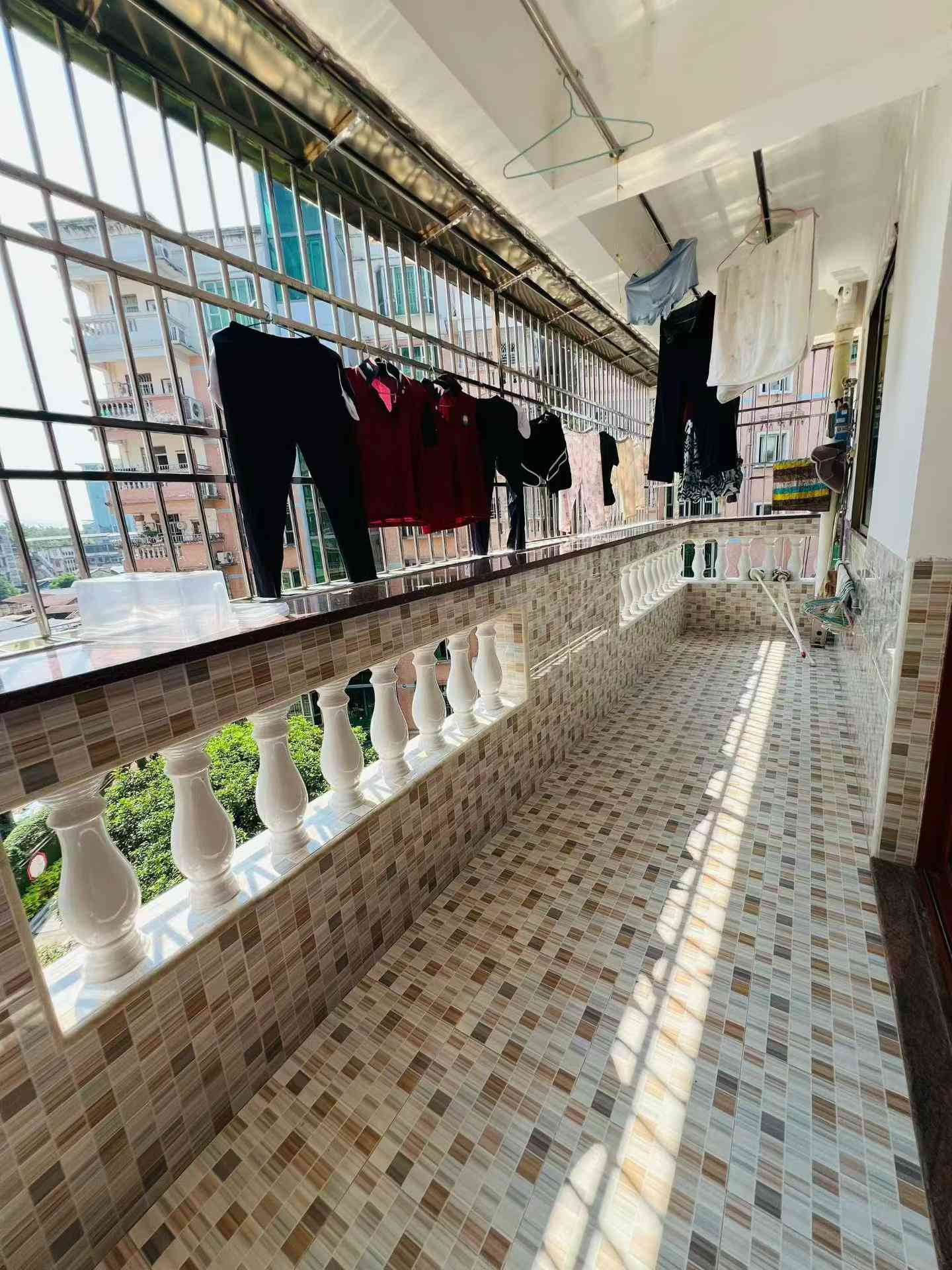 江南小学学区房 梅新路市委附近《建怡花园》 2003年左右花园小区 加装电梯中层 162平方 大4房2厅2卫2阳台 三面采光 装修保养靓 家私家电齐全 拎包入住 诚售63.8万