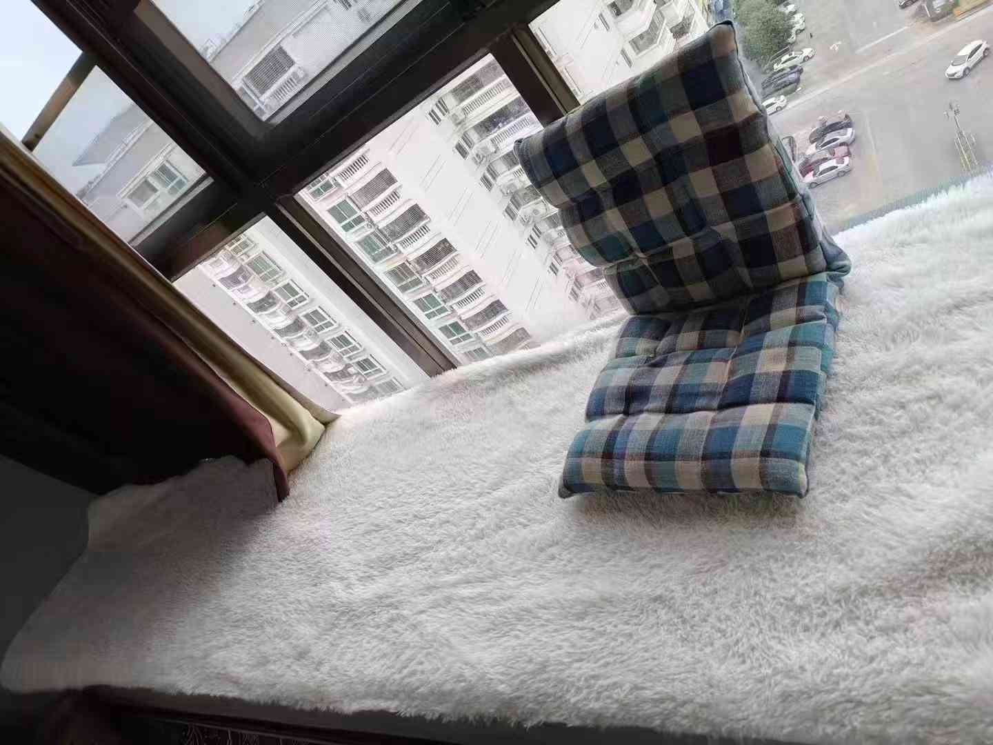 香榭丽公寓 电梯高楼层 （非顶层）视野十分好 精装修带家私电齐全 拎包入住 租1200元/月 