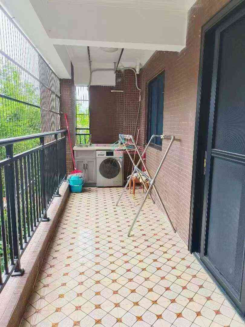 出租房新县城客家新世界大小区电梯4房2厅3卫 安静舒适 带家私家电齐全 拎包入住 押二付一 租2300元/月 近人民广场 粤东医院 德兴小学. 