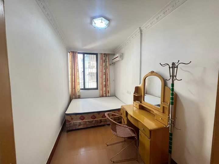 丽群小学附近 西桥宏业小区 步楼4楼 2房2厅1卫1厨房 80平方 学校市场附近 交通方便 家私家电齐全 拎包入住 租900元/月 看房方便  