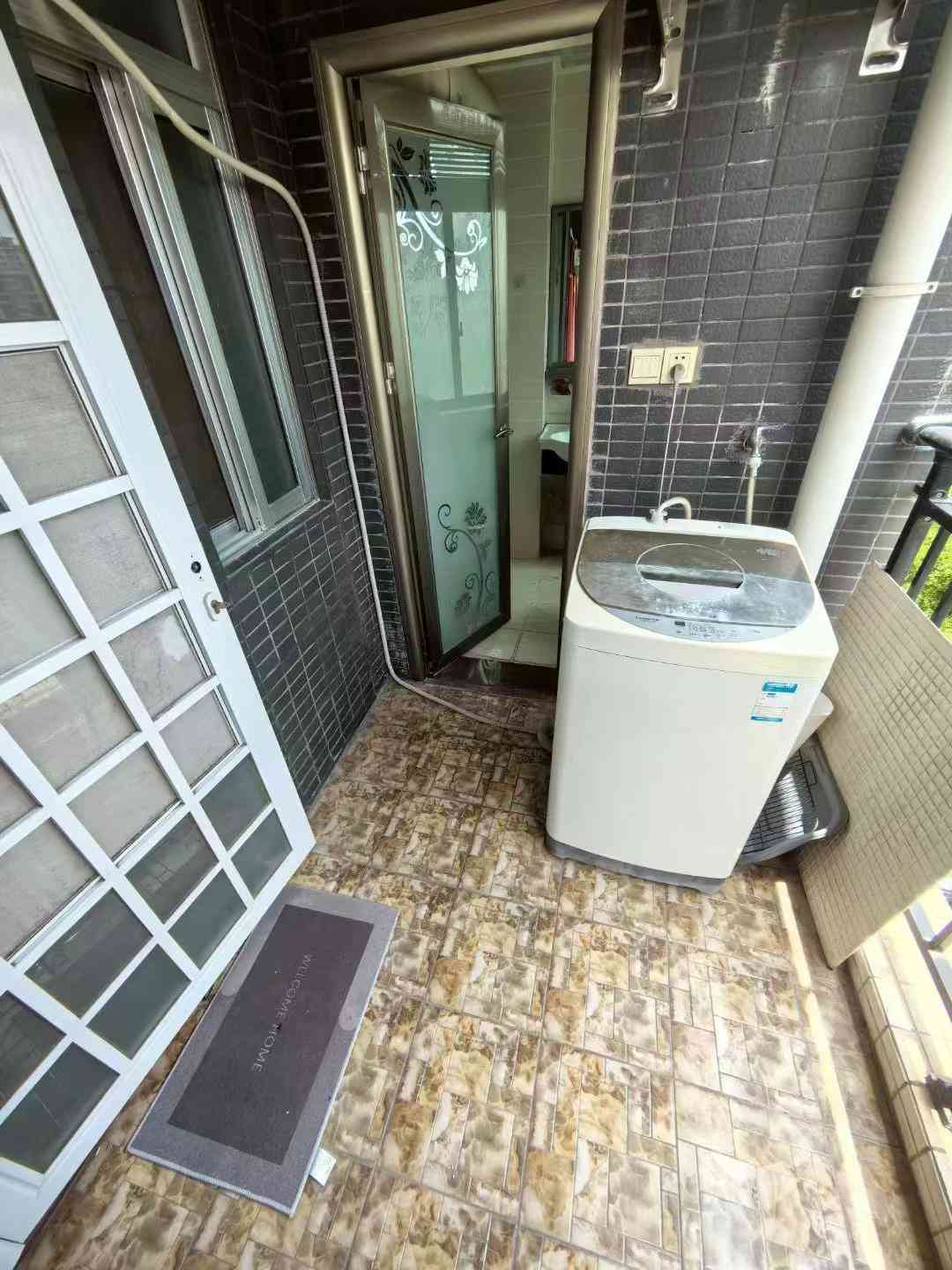 新县城人民广场附近 华侨中学门口 梅花金御2房1厅1卫 50平方 家私家电齐全 拎包入住 1200元/月 押二付一 一年起租 许