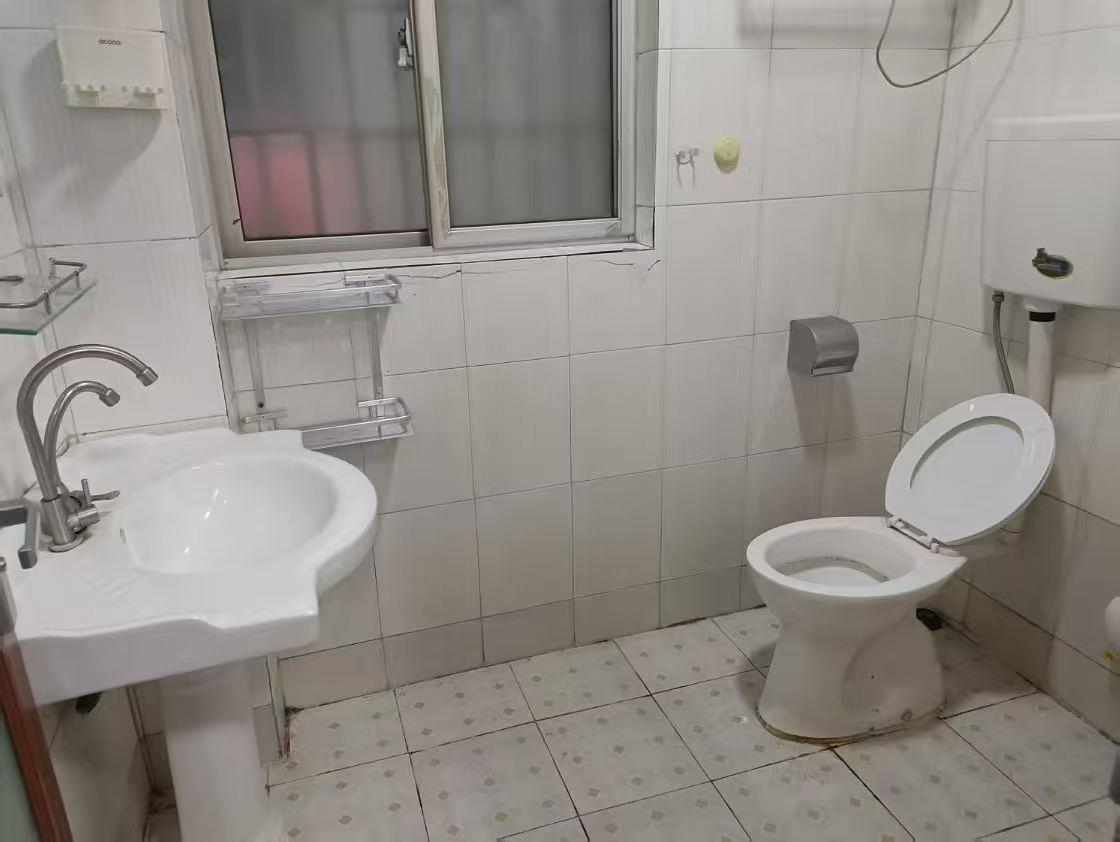 出租华建附近步梯三楼 一房一厅一厨一卫有独立阳台 家私家电齐全 可以明火煮饭 租金760/月