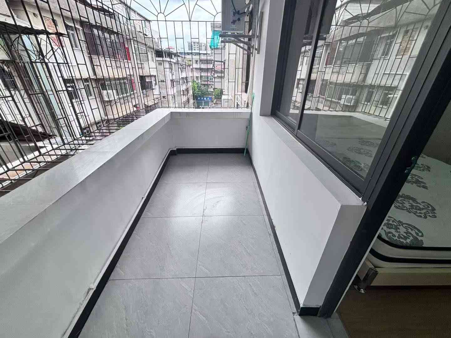 江南新中苑汉兴炖品侧5楼（非顶楼） 约110平方 全新装修4房2厅2卫 家私家电齐全 租1000元/月