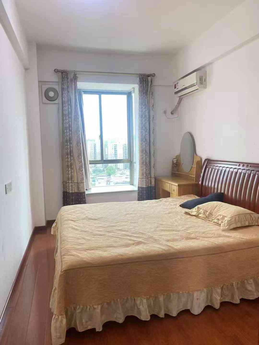 新民小学学区房鸿运豪庭小区 电梯凰楼层 168平方大4房3卫 仅租2000元 南向对流户型凉爽 根本不需要风扇空调 视野无敌 家私家电可配齐全 出租