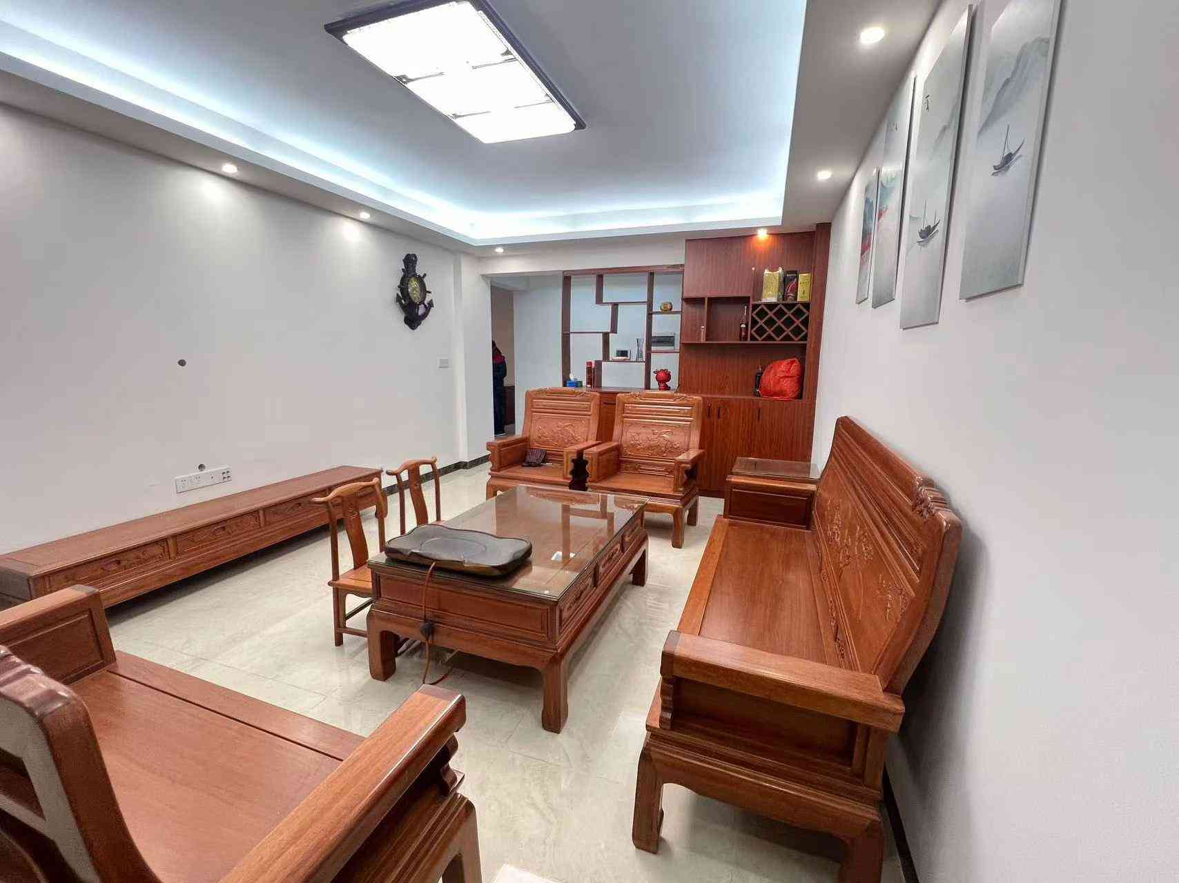 带平方露台和有红本杂间新县城锭子桥金德堡酒店附近.润和康居园 2010年大小区 加装电梯2楼 3房2厅2卫 127平方 业主全新升级装修只小住几日 家私家电齐全 拎包入住 采光好 客厅出露台50平方 