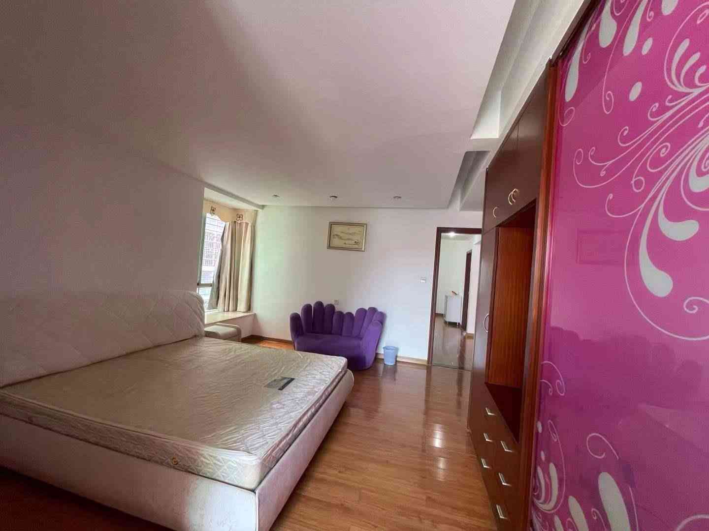 出租房新县城大新路鸿苑花园 步梯4楼 原4房改大3房2厅2卫 拎包入住 租1400/月 押二付一 