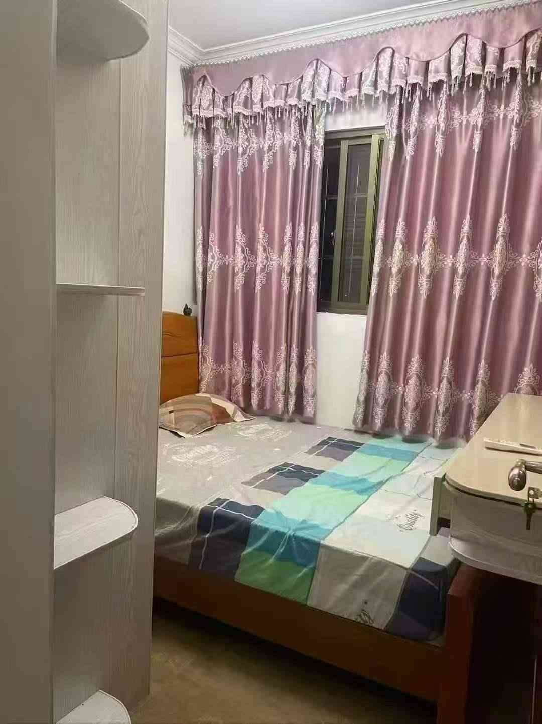 【府前壹号】5房78.8万 新县城人民广场附近德兴小学旁府前一号 电梯中高楼 5房2厅2卫 135平方 家私家电齐全 拎包可以入住 德兴小学免接送 诚意出售76.8万 
