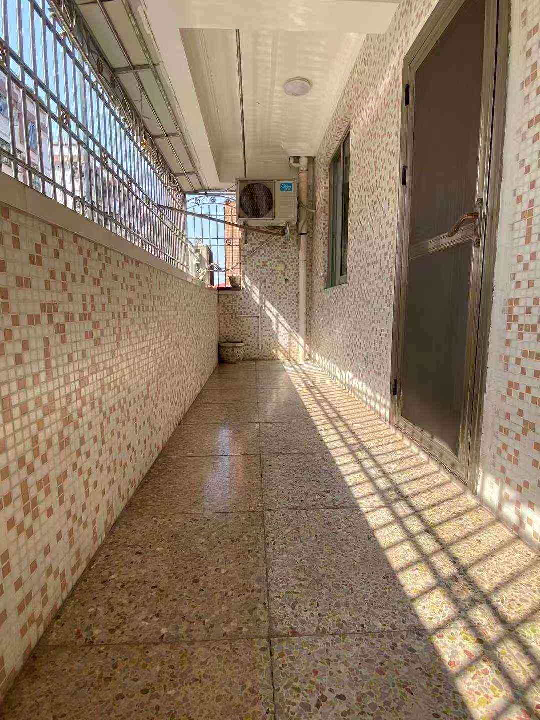 可租可售不用走半梯【金锭花园】电梯4房53.8万新县城新民小学学位【金锭花园】加装电梯直接到户 4房2厅2卫约145平方米 中层 家私家电齐全 拎包入住 月租1300元 诚售53.8万 方便看房