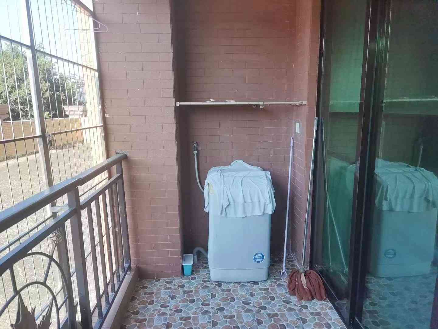 出租房新县城花园城大小区套间 电梯3楼 1房1卫1阳台1厨房 带家私家电 拎包即住 方便看房 租金900元/月 有钥匙 惠惠佳