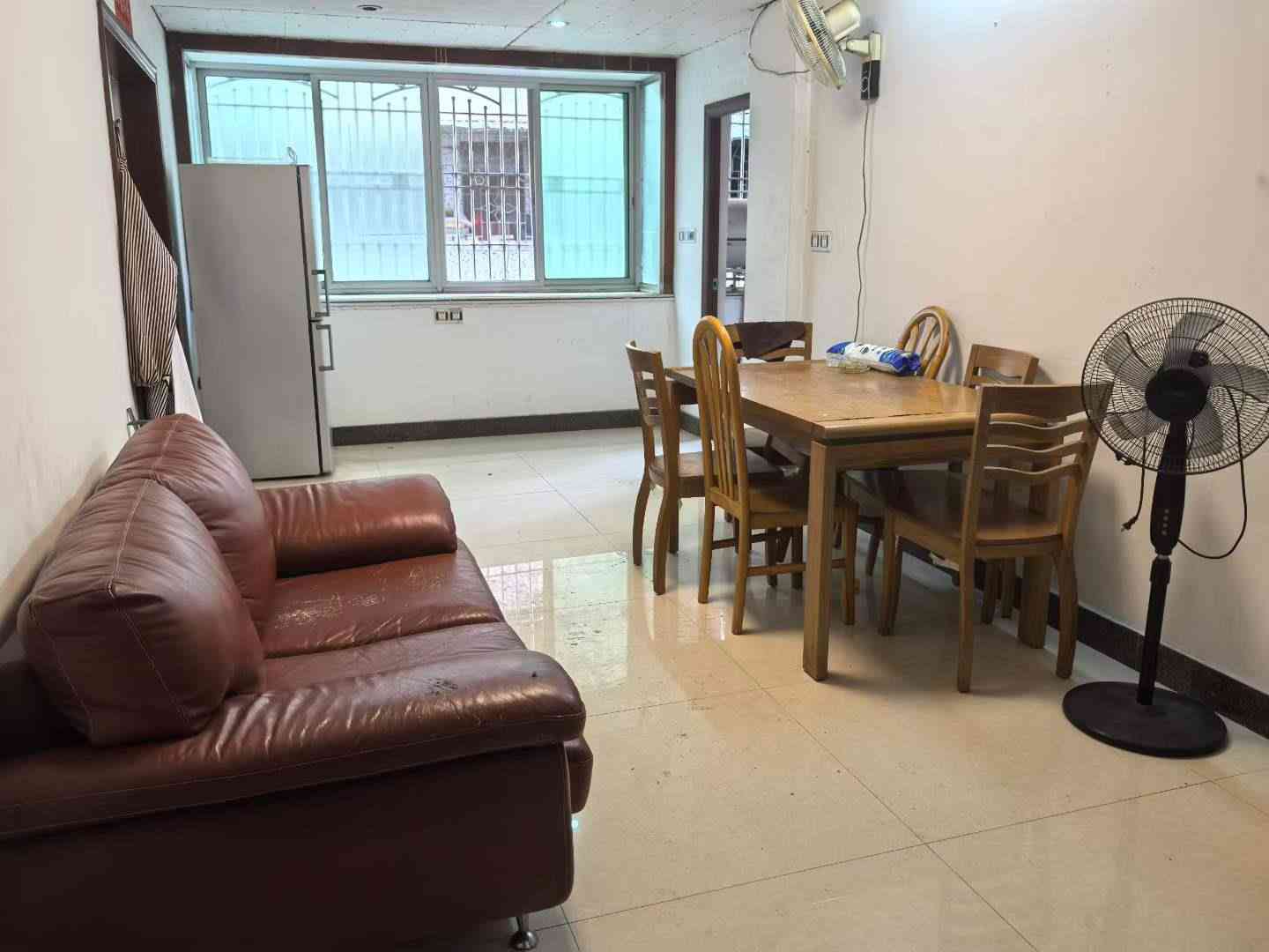 元城小学学区房 周边大润发 归读公园 可租可售内梅龙商城步梯2楼3房2厅2卫 实用面积约130平 简单装修 租700/月 售29.8万 
